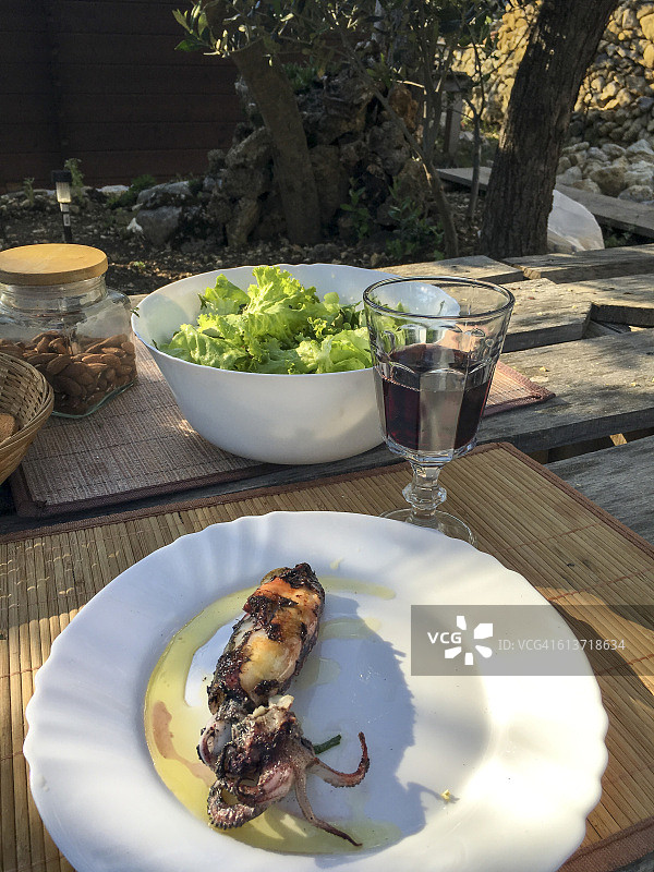 鱿鱼和蔬菜沙拉图片素材