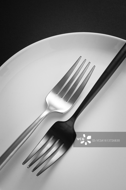 互补的黑色叉子和白色叉子图片素材