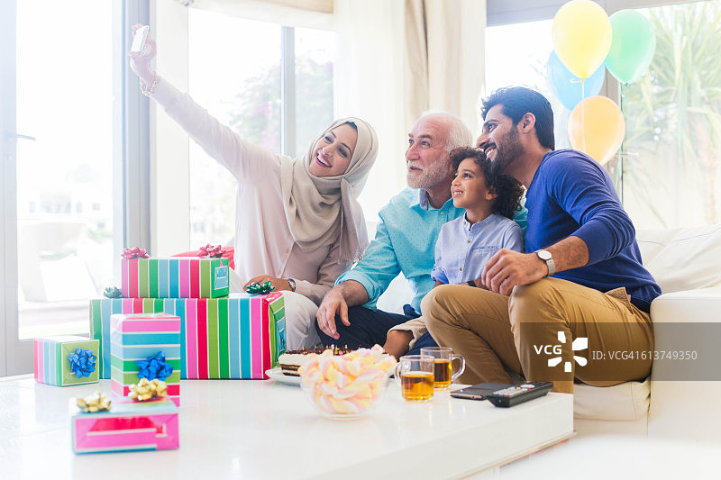 在迪拜庆祝生日的三代同堂家庭图片素材