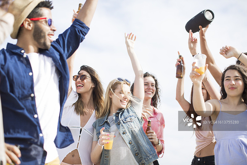 在海滩上自由自在跳舞图片素材