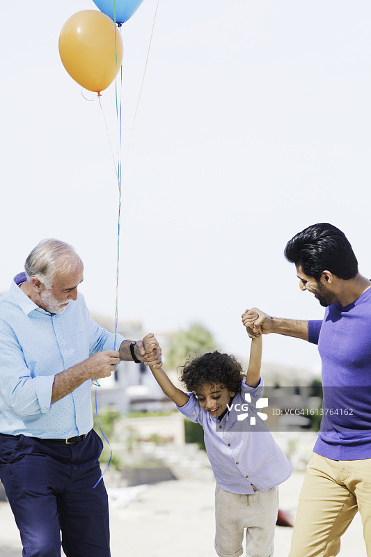 一家人在迪拜分享户外下午时光图片素材