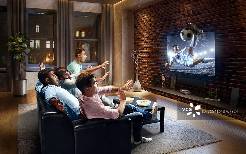 观看非常逼真的足球比赛电视的学生图片素材