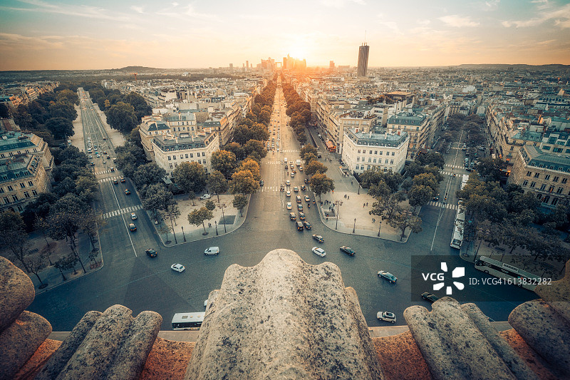 阳光下的巴黎与拉德芳斯高角度景观图片素材