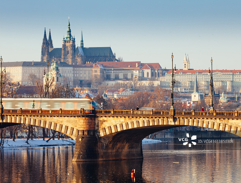 冬季布拉格城堡和桥梁景色图片素材