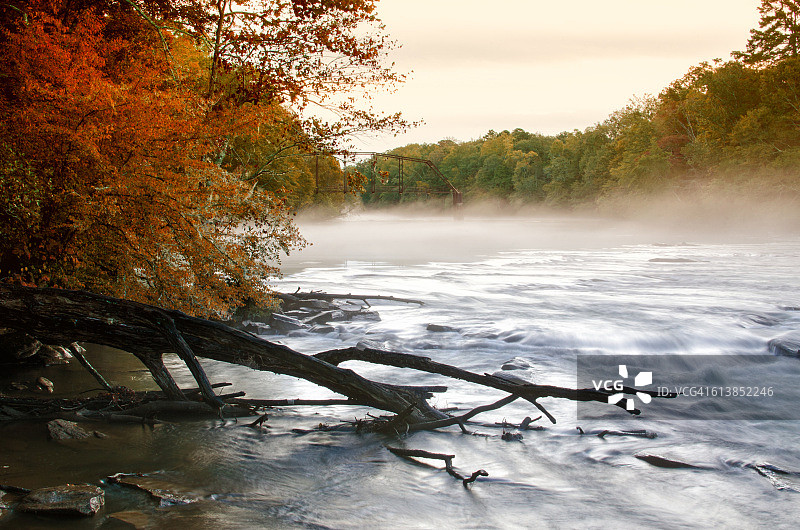 美国佐治亚州查塔胡奇河的雾蒙蒙清晨图片素材
