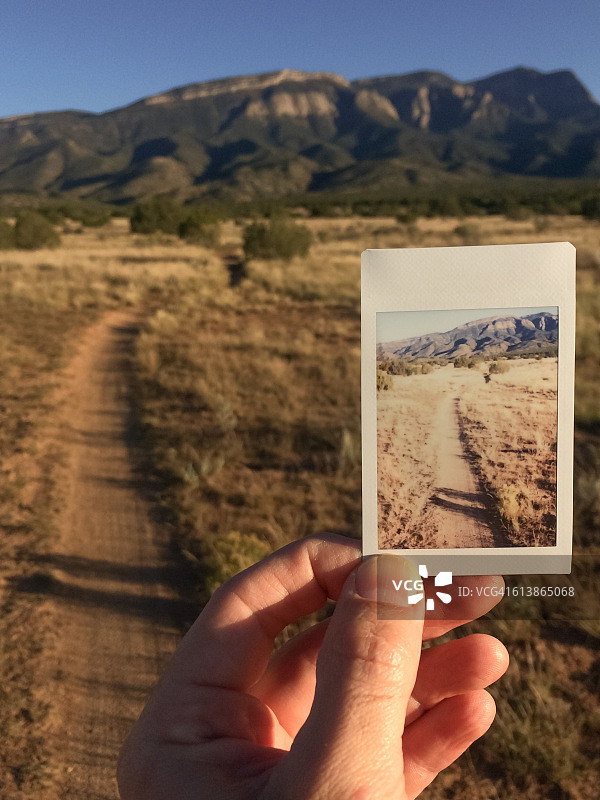 手持风景照片图片素材