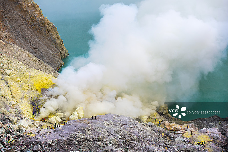 卡瓦伊真火山硫磺矿图片素材
