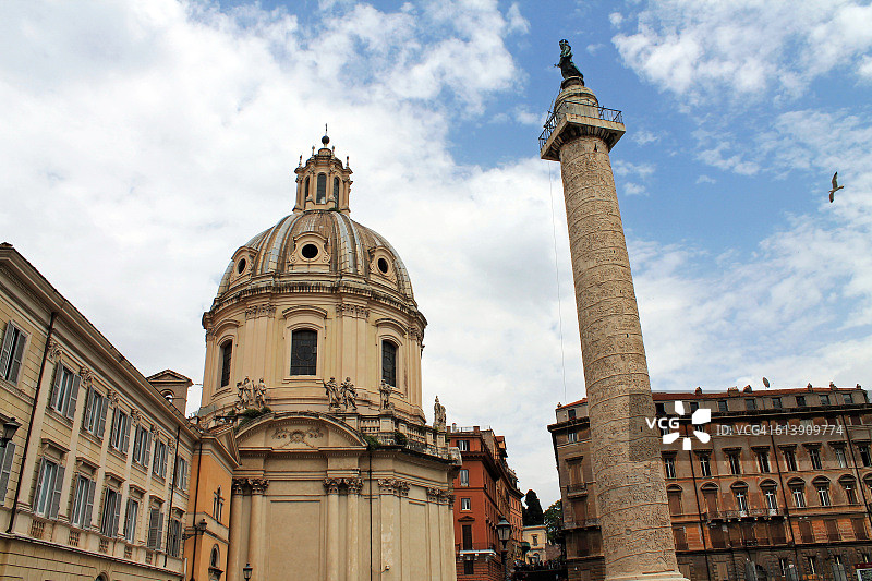 图拉真柱和圣母玛利亚教堂图片素材