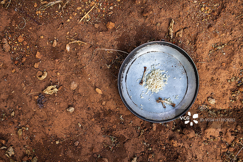 盘装米饭鸡骨与非洲土地图片素材