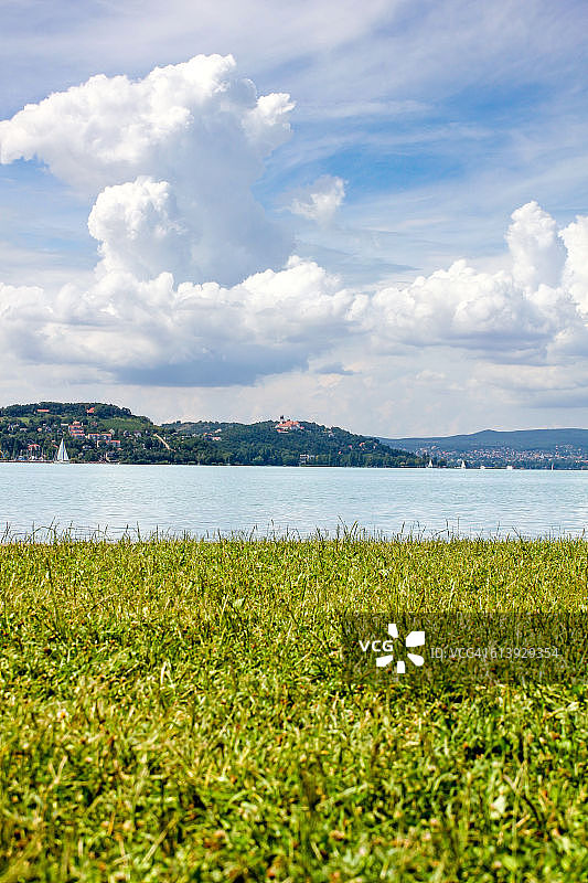巴拉顿湖海滩视角，蒂哈尼修道院图片素材