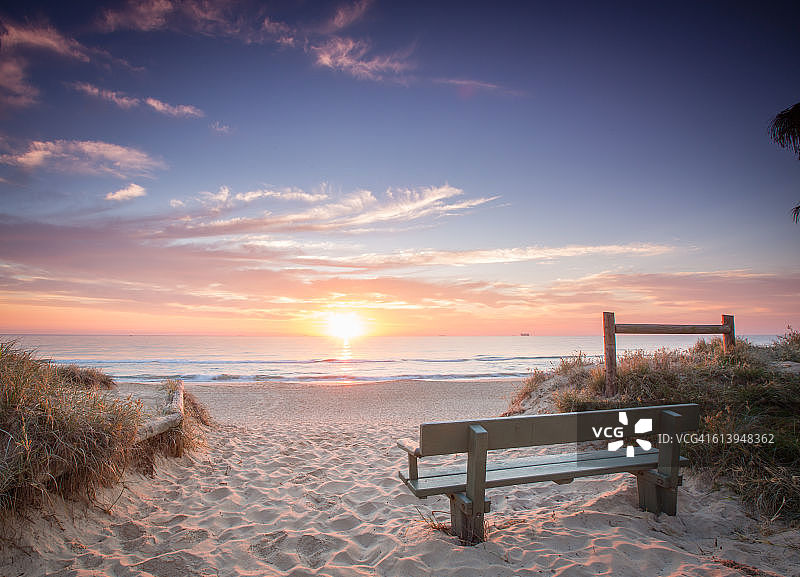 海滩上的日出图片素材