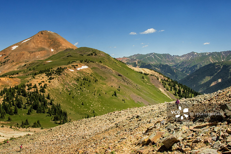 攀登蜿蜒的山路图片素材