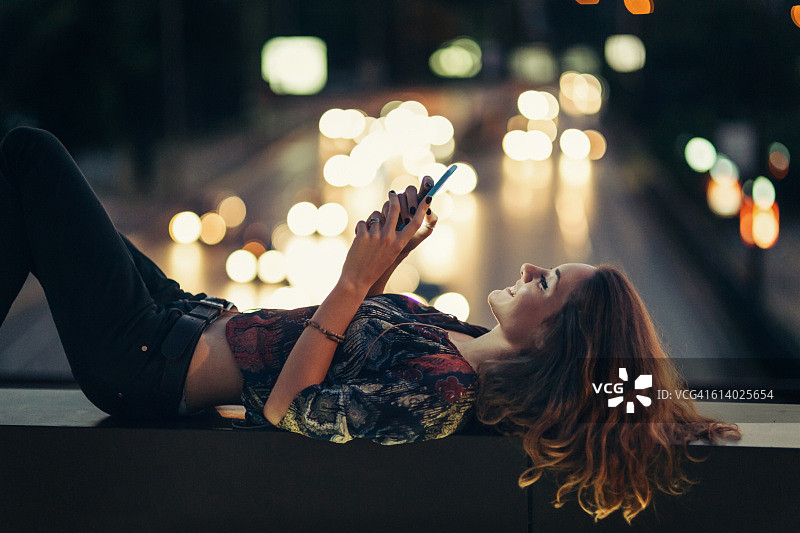 晚上发短信图片素材