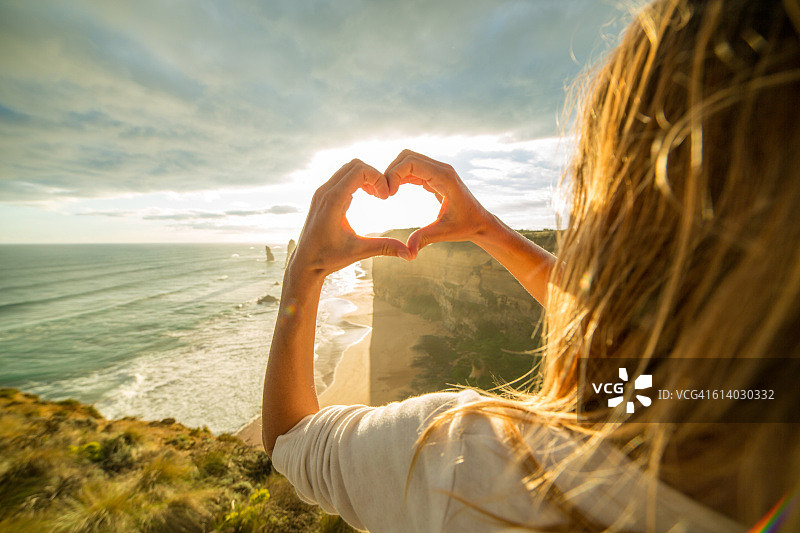 喜欢澳大利亚十二使徒岩的女人图片素材