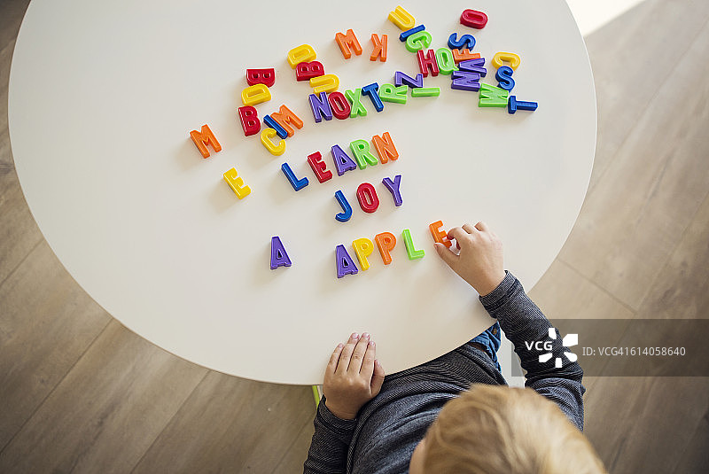 小男孩玩字母图片素材