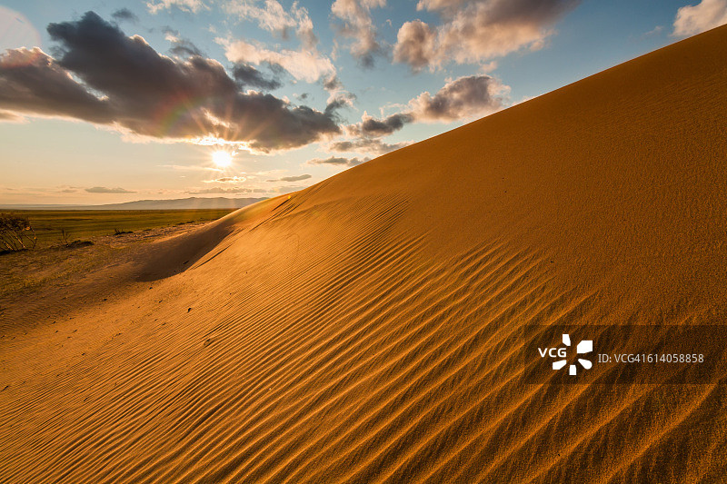 沙漠中的沙丘图片素材