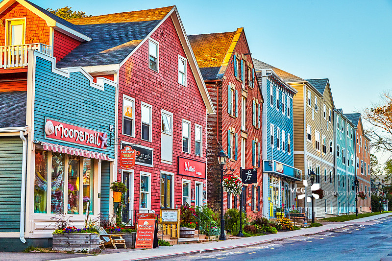 夏洛特敦的彩色购物街图片素材