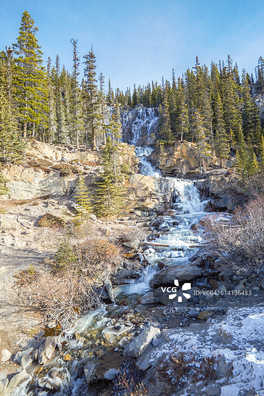 加拿大冰原大道上的缠结溪瀑布图片素材