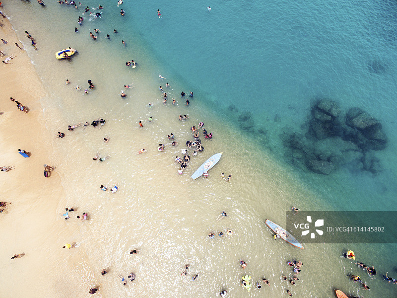 海滩上的人群鸟瞰图图片素材