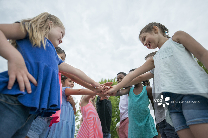 团队围拢在一起图片素材