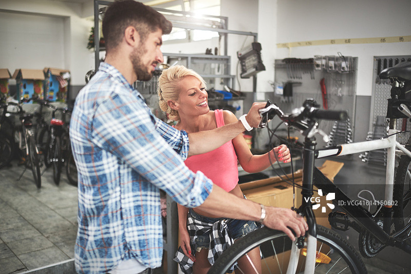 在自行车商店里的女人图片素材