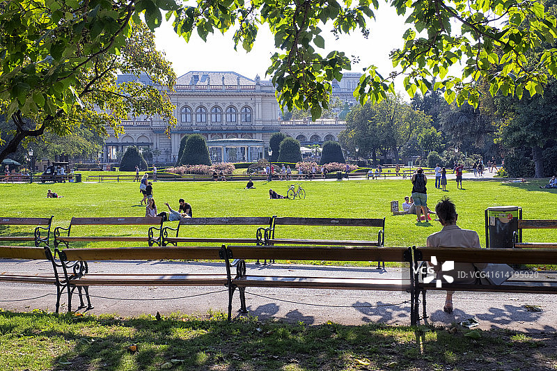 维也纳阳光明媚的城市公园图片素材