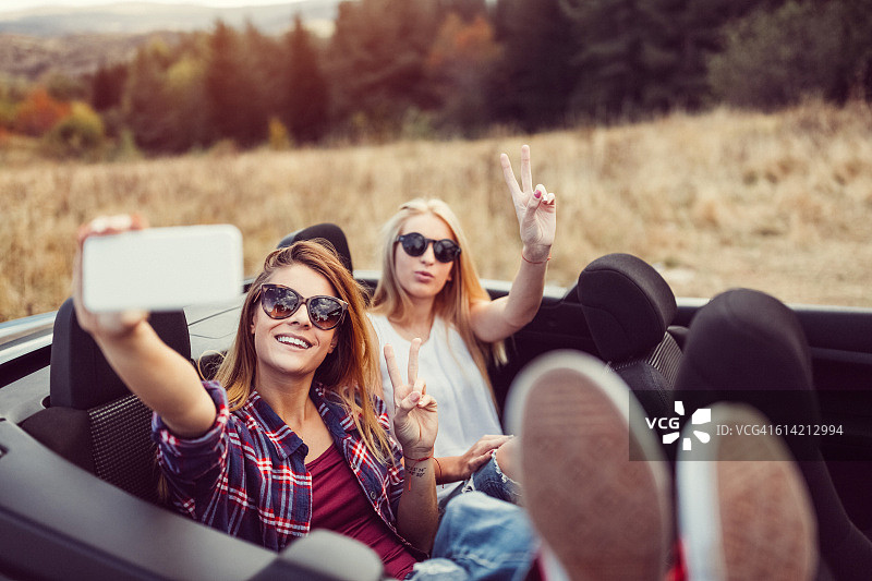 旅行中的女性自拍图片素材