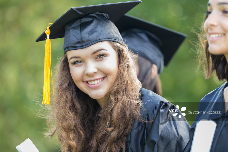 毕业典礼上快乐的白人女大学生图片素材