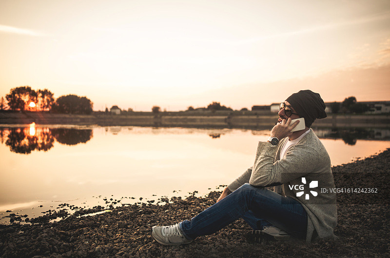 笑容灿烂的男人用手机通话图片素材