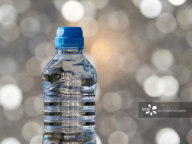 可回收塑料容器中的瓶装水图片素材