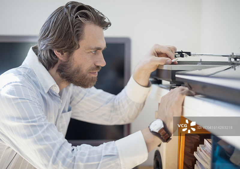 在家使用高保真设备的络腮胡男子特写图片素材