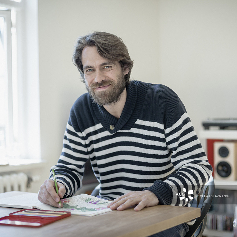 在家放松的络腮胡男子肖像图片素材