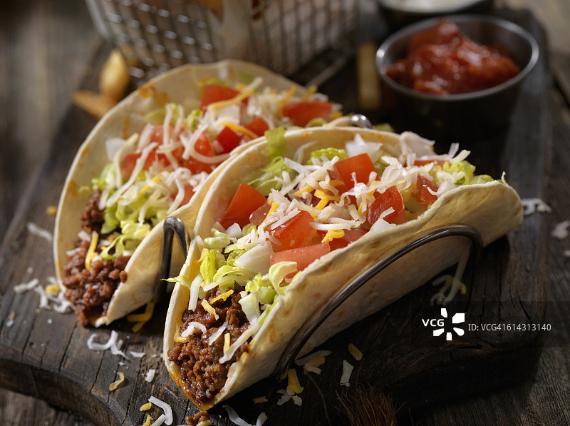 配薯条的软牛肉玉米卷图片素材