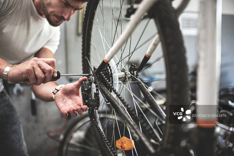 修理自行车变速器的技工图片素材