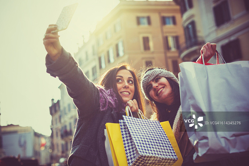妇女在罗马圣诞购物时自拍图片素材