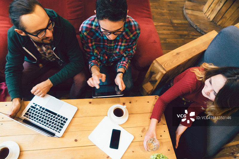 朋友们在咖啡馆工作图片素材