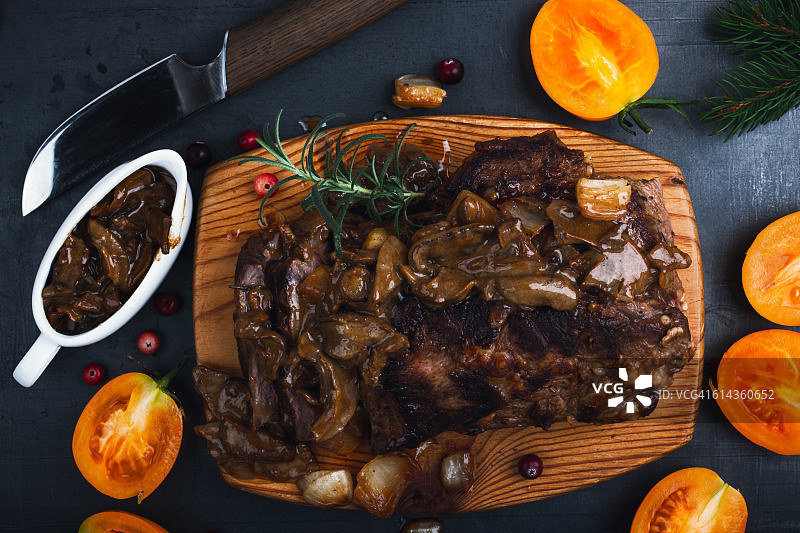 烤小牛肉排配蘑菇酱（圣诞晚餐）图片素材