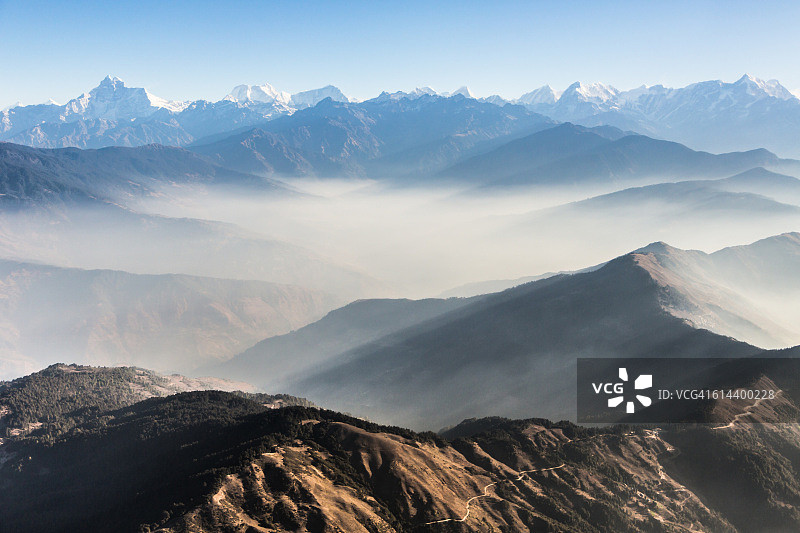 飞越尼泊尔喜马拉雅山脉的云层图片素材