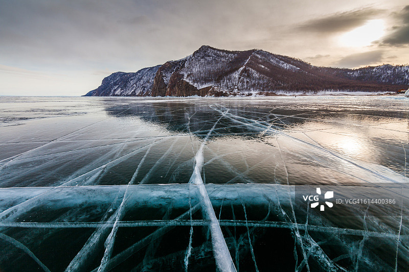 贝加尔湖上的透明冰图片素材