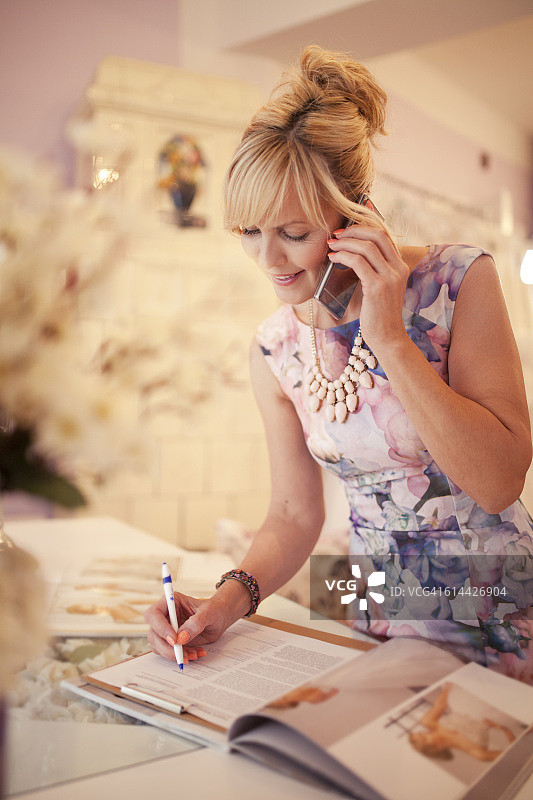 在婚纱店工作图片素材