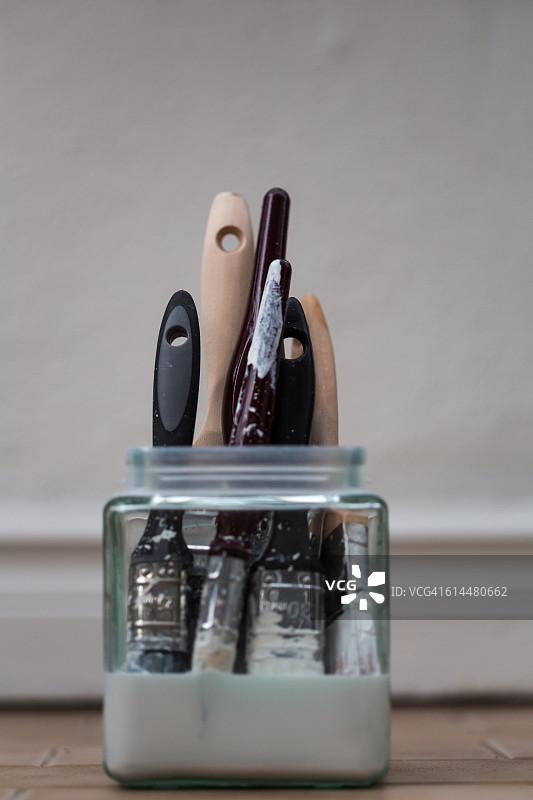 浸泡在松节油罐中的画笔图片素材