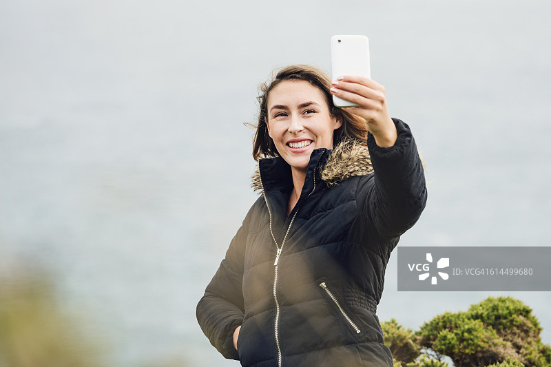 年轻女人在康沃尔海岸线自拍图片素材
