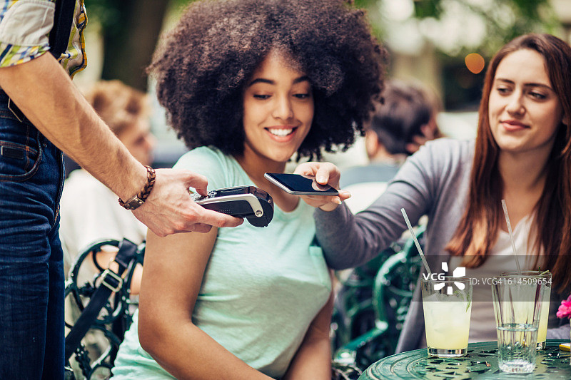 智能手机非接触式支付图片素材