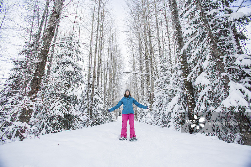 年轻女人穿雪鞋图片素材