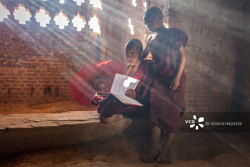 在缅甸蒲甘寺庙内阅读佛经的小和尚图片素材