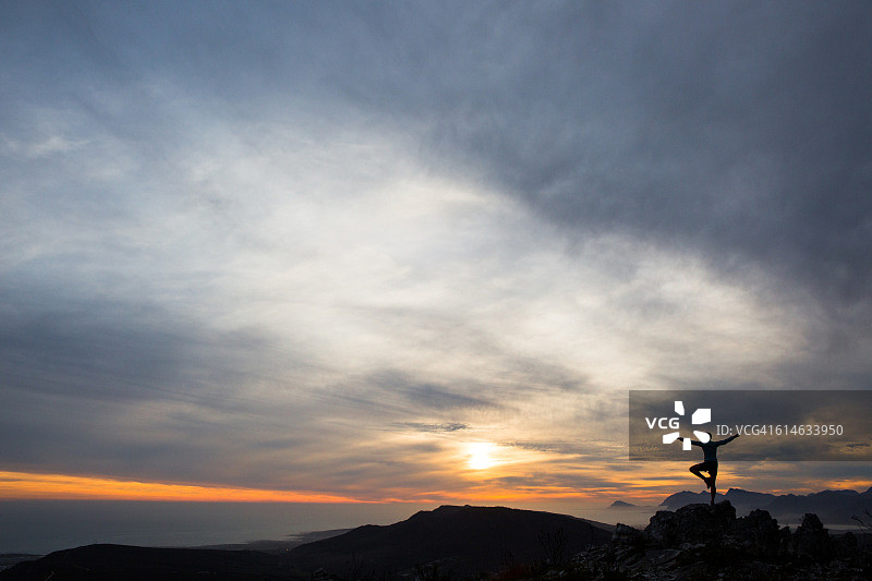 山顶日落下的成功生活图片素材