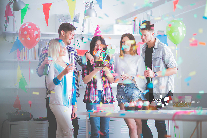同事庆祝生日图片素材