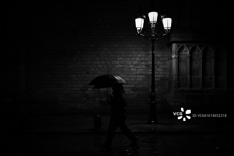 雨夜中的圣玛丽亚 del Mar大教堂（巴塞罗那）图片素材