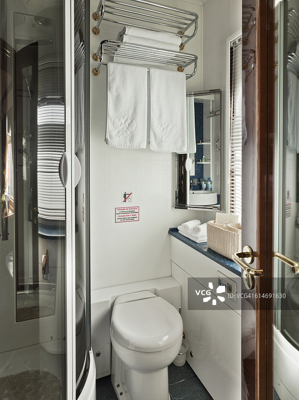 豪华的跨西伯利亚特快列车上的浴室图片素材