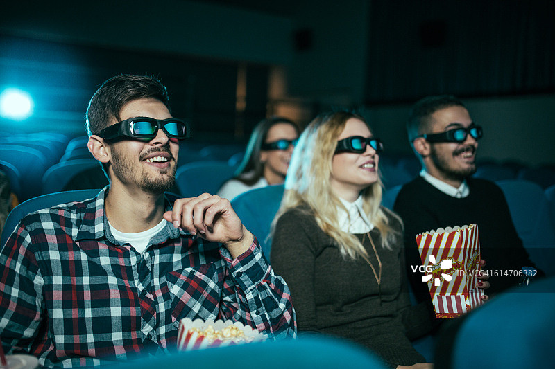 朋友们一起看喜剧电影图片素材